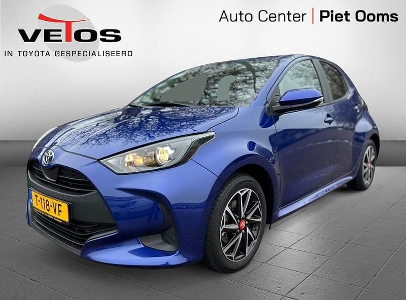 Blauw Occasion 2023 Toyota Yaris Hybrid Active Hatchback | € 21.500 (Eerlijke prijs) - Afbeelding 1/4