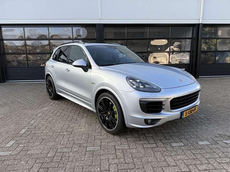 Grijs Occasion 2016 Porsche Cayenne S E-Hybrid Platinum Edition SUV | € 31.500 - Afbeelding 1/4