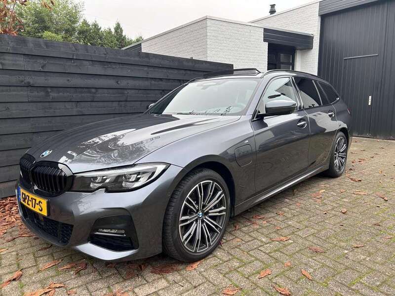 Grijs, metallic lak Gebruikt 2020 BMW 330e M Sport Stationwagen | € 34.995 (Eerlijke prijs) - Afbeelding 1/4