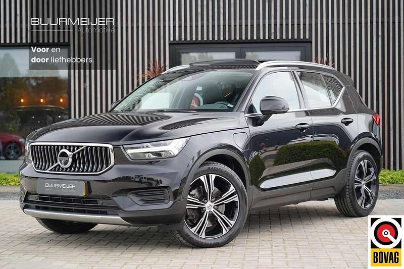 Zwart Gebruikt 2022 Volvo XC40 Inscription SUV | € 32.900 (Iets duurder) - Afbeelding 1/4