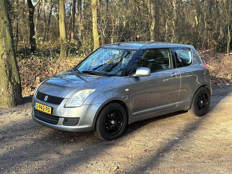 Grijs Occasion 2010 Suzuki Swift Hatchback | € 2.400 (Eerlijke prijs) - Afbeelding 1/4