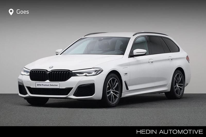 Wit Gebruikt 2022 BMW 530e Shadowline Stationwagen | € 38.880 (Eerlijke prijs) - Afbeelding 1/4