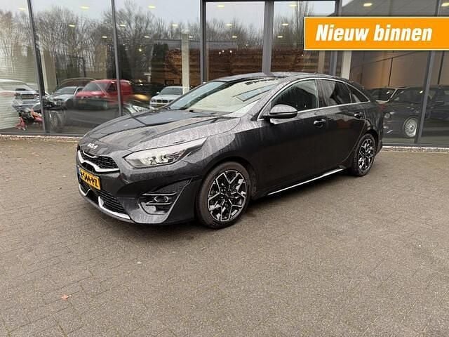 Zwart (metallic) Occasion 2022 Kia ProCeed GT-Line Stationwagen | € 19.900 (Goede deal) - Afbeelding 1/4