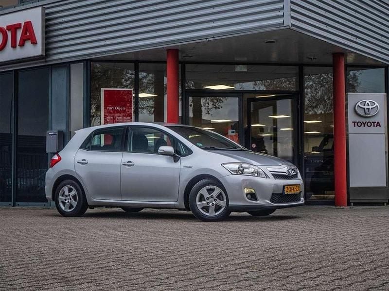 Grijs, metallic lak Gebruikt 2011 Toyota Auris Hybrid Hatchback | € 7.495 (Eerlijke prijs) - Afbeelding 1/4