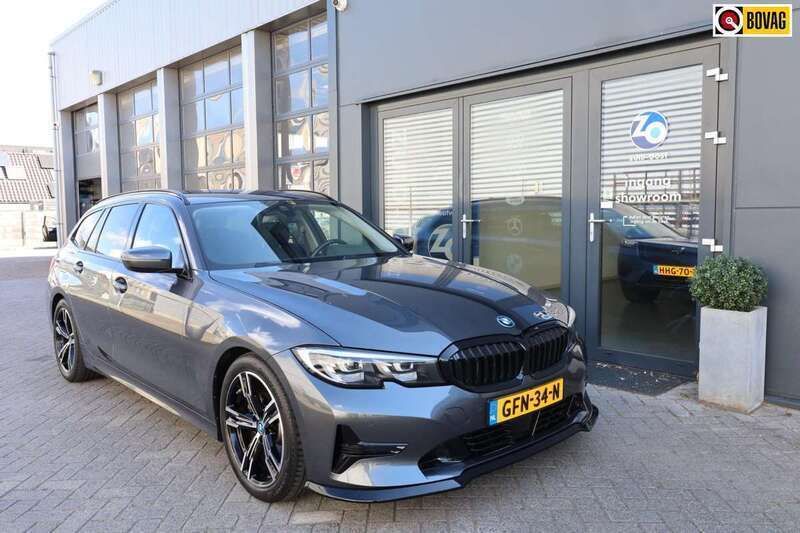 Grijs Gebruikt 2022 BMW 320e Sport Line Stationwagen | € 31.950 (Goede deal) - Afbeelding 1/4