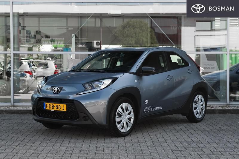 Grijs Gebruikt 2025 Toyota Aygo Play Hatchback | € 19.549 (Eerlijke prijs) - Afbeelding 1/4