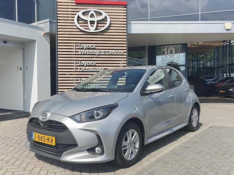 Grijs Gebruikt 2024 Toyota Yaris Hybrid Active Hatchback | € 22.640 (Eerlijke prijs) - Afbeelding 1/4