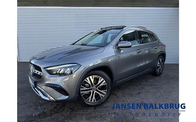 Grijs (metallic) Gebruikt 2023 Mercedes GLA180 Business SUV | € 37.985 (Super prijs) - Afbeelding 1/4