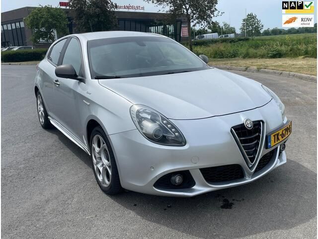 Grijs Gebruikt 2015 Alfa Romeo Giulietta Exclusive Hatchback | € 4.850 (Duur) - Afbeelding 1/4