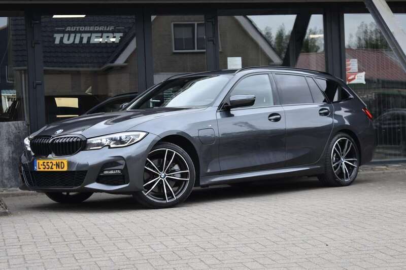 Grijs Gebruikt 2021 BMW 320e Shadowline Stationwagen | € 29.945 (Eerlijke prijs) - Afbeelding 1/4