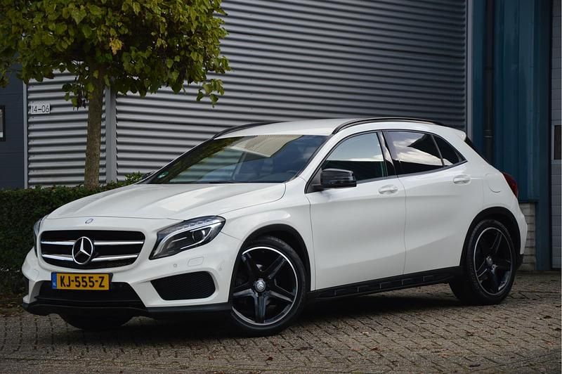 Wit Occasion 2016 Mercedes GLA180 AMG line SUV | € 19.950 (Eerlijke prijs) - Afbeelding 1/4