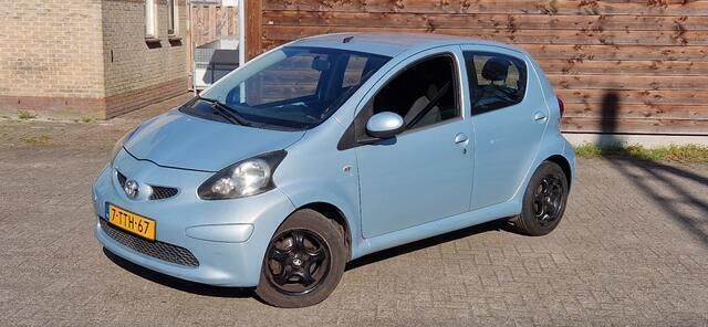 Blauw, metallic lak Gebruikt 2005 Toyota Aygo Hatchback | € 1.500 (Eerlijke prijs) - Afbeelding 1/4