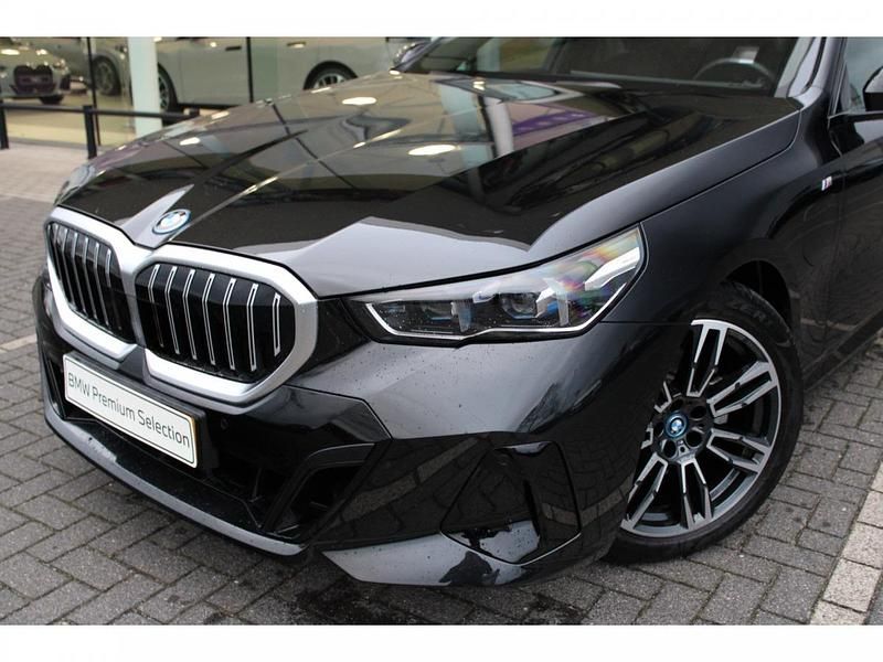 Occasion BMW 530e Shadowline 190 PK (139 kW) 2024 Saphirschwarz (donker zwart metallic) Stationwagen