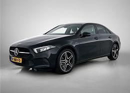 Donker kosmoszwart metaalkleur metallic Gebruikt 2021 Mercedes 250 Premium Plus Sedan | € 32.745 - Afbeelding 1/3
