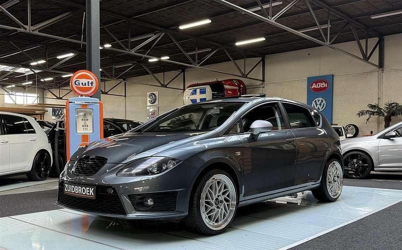 Grijs Occasion 2011 Seat Leon FR Hatchback | € 7.999 - Afbeelding 1/4
