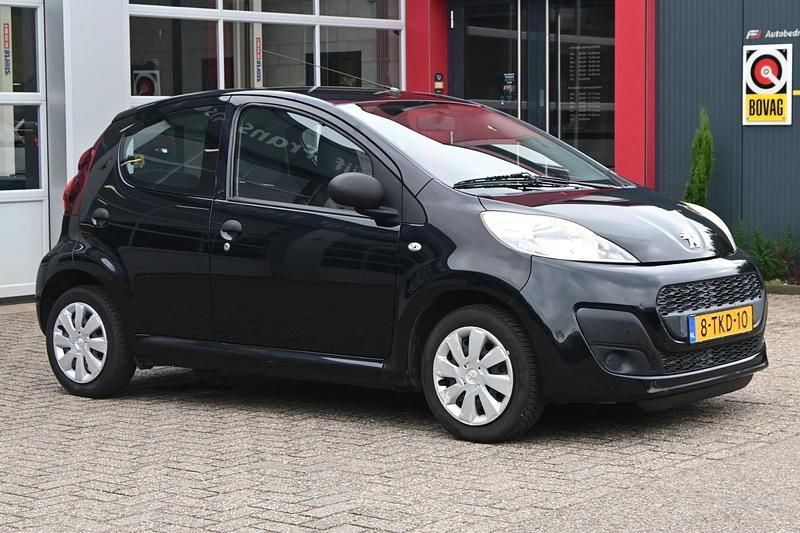 Zwart Gebruikt 2014 Peugeot 107 Hatchback | € 4.900 (Iets duurder) - Afbeelding 1/4
