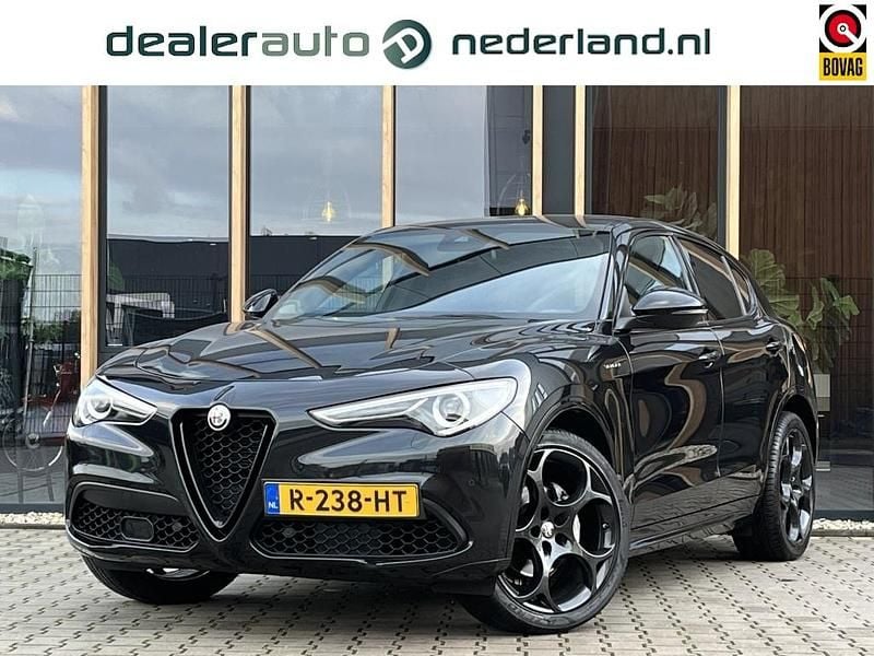 Zwart Gebruikt 2022 Alfa Romeo Stelvio Veloce SUV | € 46.600 (Eerlijke prijs) - Afbeelding 1/4