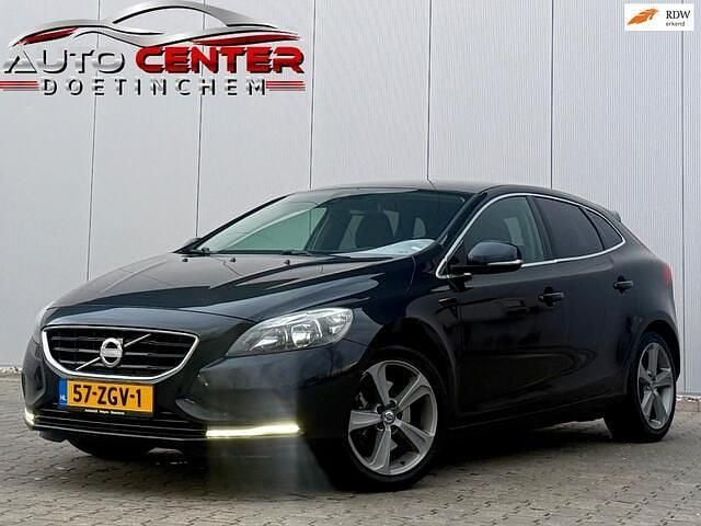 Zwart (metallic) Occasion 2012 Volvo V40 Momentum Hatchback | € 4.399 (Super prijs) - Afbeelding 1/4
