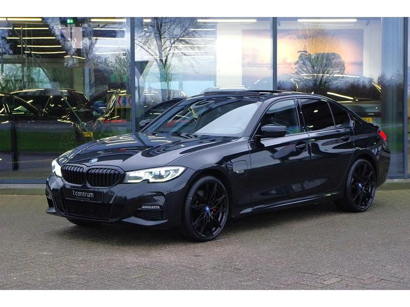 Zwart Gebruikt 2022 BMW 330 Executive Sedan | € 39.950 (Eerlijke prijs) - Afbeelding 1/4