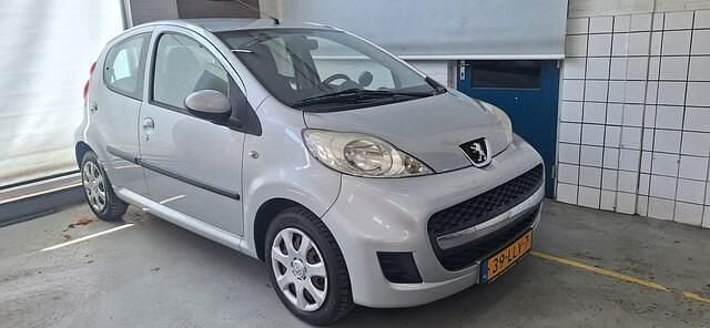 Grijs, metallic lak Gebruikt 2010 Peugeot 107 Urban Move Hatchback | € 3.250 (Eerlijke prijs) - Afbeelding 1/4