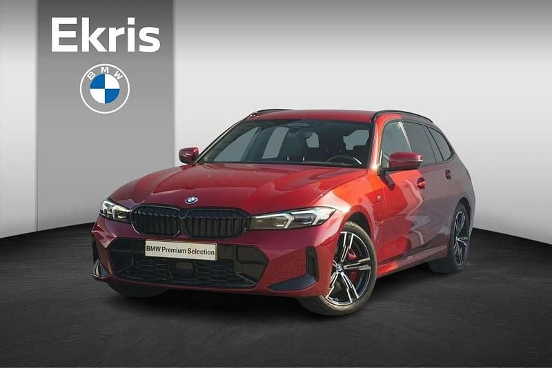 Rood, metallic lak Gebruikt 2025 BMW 330e M Sport Stationwagen | € 55.900 (Goede deal) - Afbeelding 1/4