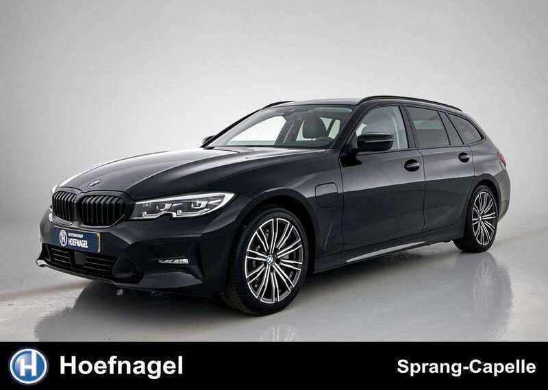 Zwart, metallic lak Gebruikt 2021 BMW 330e Stationwagen | € 31.900 (Eerlijke prijs) - Afbeelding 1/3
