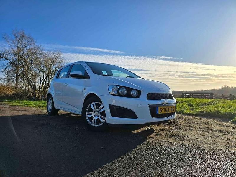 Wit Gebruikt 2014 Chevrolet Aveo LT Hatchback | € 1.250 (Super prijs) - Afbeelding 1/4