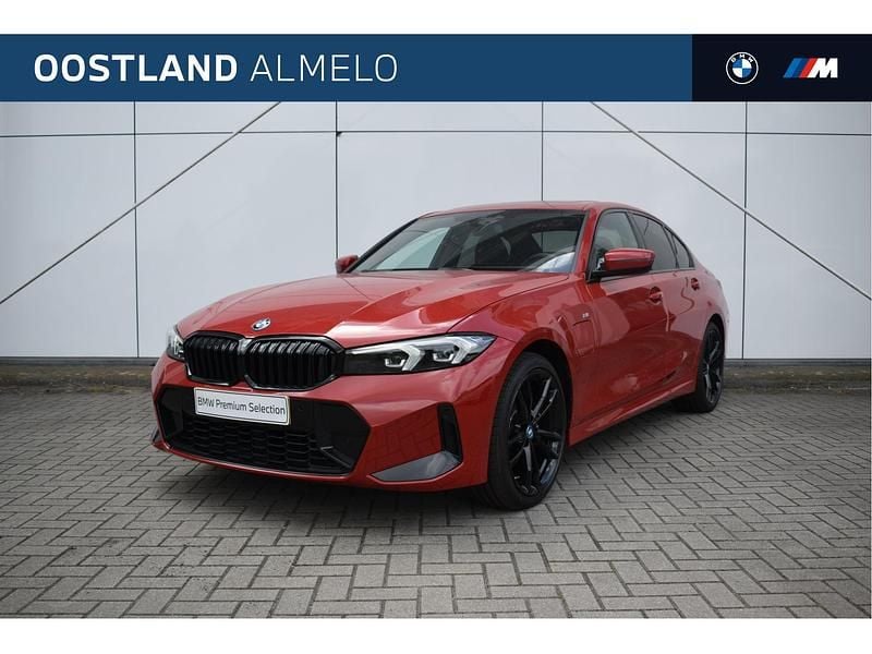 Rood Gebruikt 2024 BMW 320e M Sport Sedan | € 41.950 (Iets duurder) - Afbeelding 1/4