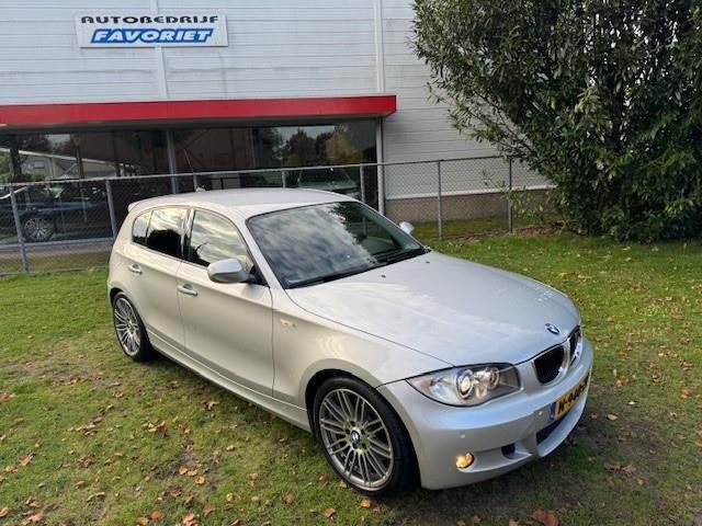 Grijs, metallic lak Gebruikt 2011 BMW 130 M Sport Hatchback | € 19.900 - Afbeelding 1/4