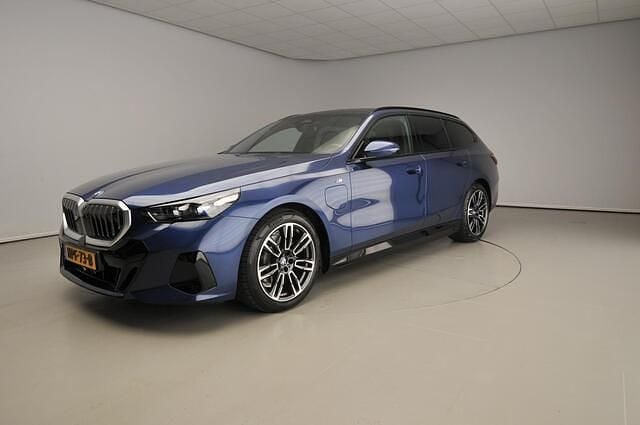 Blauw Gebruikt 2025 BMW 530e M Sport Stationwagen | € 67.900 - Afbeelding 1/4
