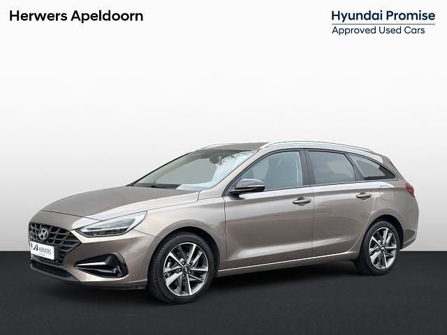 Silky bronze metallic (b6s) Gebruikt 2022 Hyundai i30 Comfort Stationwagen | € 19.435 (Eerlijke prijs) - Afbeelding 1/1