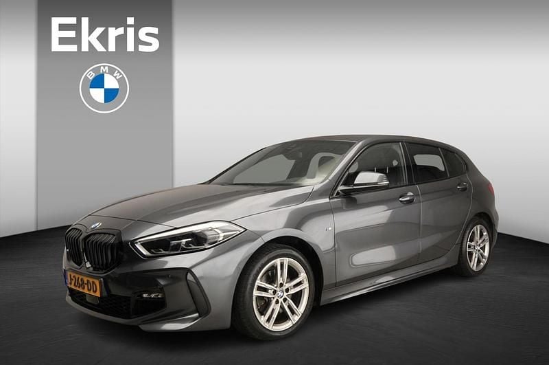 Grijs Gebruikt 2020 BMW 118 M Sport Hatchback | € 22.900 (Eerlijke prijs) - Afbeelding 1/4