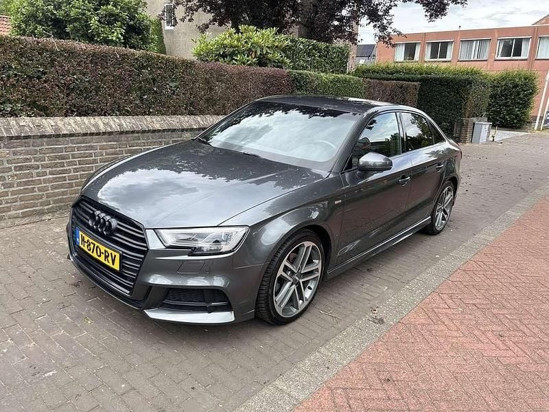 Grijs Gebruikt 2017 Audi A3 Sedan | € 17.000 (Goede deal) - Afbeelding 1/4