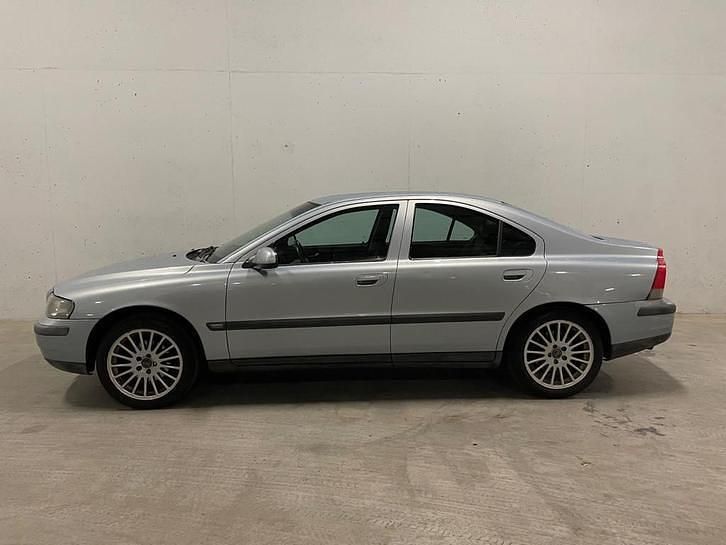 Grijs Occasion 2001 Volvo S60 Sedan | € 1.395 (Eerlijke prijs) - Afbeelding 1/4