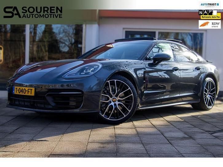Grijs Occasion 2023 Porsche Panamera Platinum Edition Hatchback | € 89.950 (Eerlijke prijs) - Afbeelding 1/4