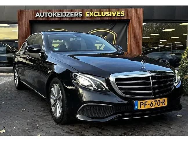 Zwart Gebruikt 2017 Mercedes E220 Prestige Sedan | € 17.900 (Goede deal) - Afbeelding 1/4