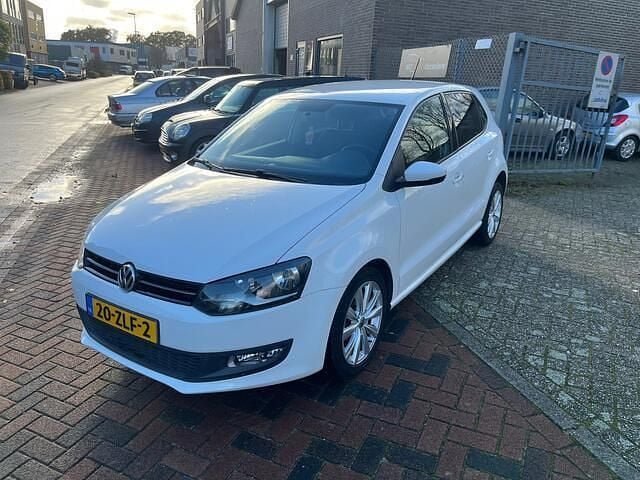 Wit (metallic) Gebruikt 2013 VW Polo Comfortline Hatchback | € 3.999 (Goede deal) - Afbeelding 1/4