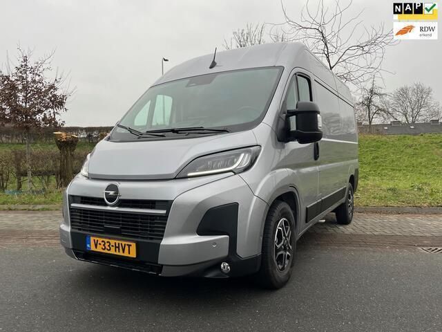 Grijs Occasion 2024 Opel Movano S Van | € 35.950 - Afbeelding 1/4