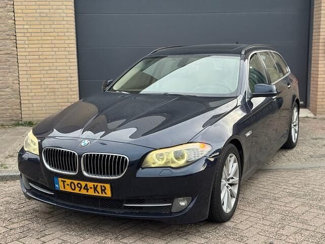 Blauw (metallic) Gebruikt 2010 BMW 530 Comfort Edition Stationwagen | € 7.299 (Eerlijke prijs) - Afbeelding 1/4