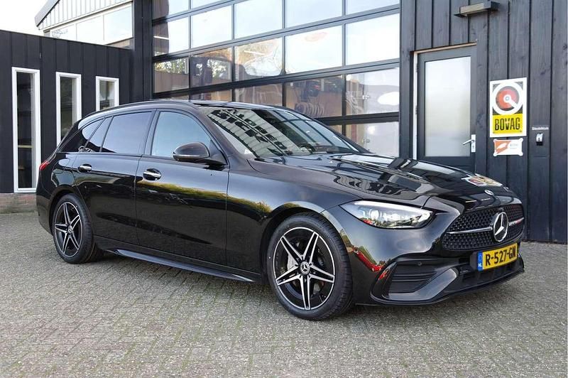 Zwart, metallic lak Gebruikt 2022 Mercedes C200 AMG line Stationwagen | € 37.999 (Goede deal) - Afbeelding 1/4