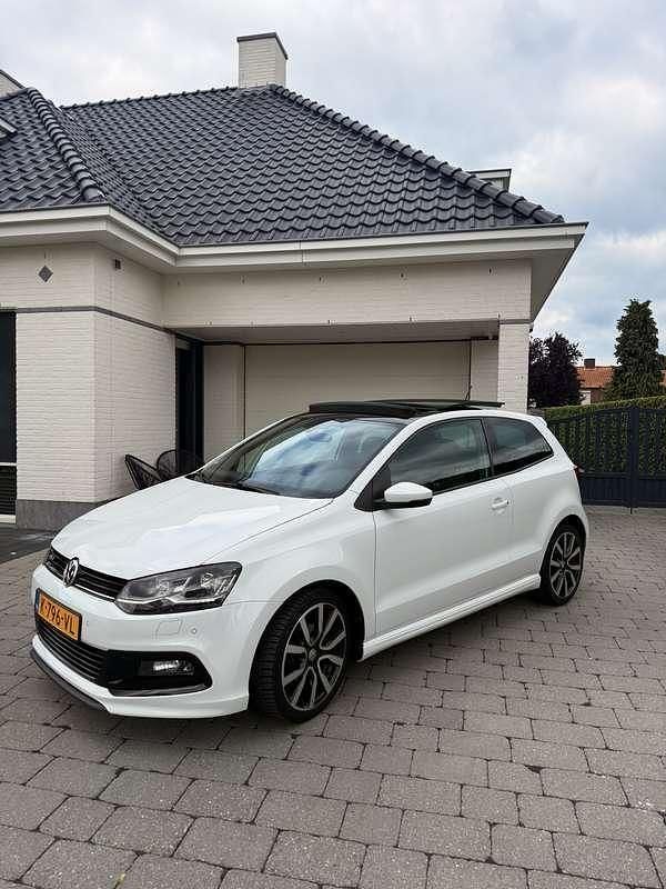 Wit Gebruikt 2015 VW Polo Highline Hatchback | € 10.750 (Duur) - Afbeelding 1/4