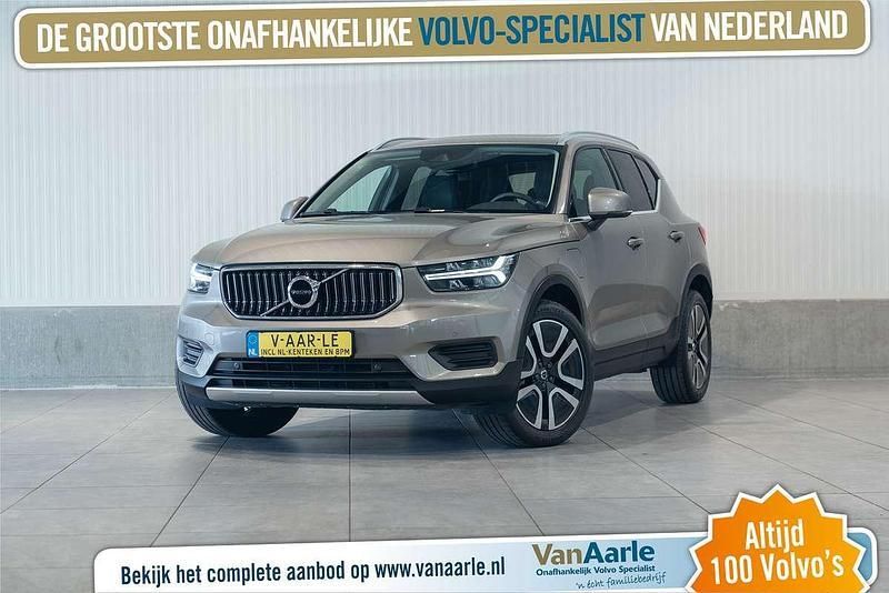 Grijs, metallic lak Gebruikt 2021 Volvo XC40 Inscription SUV | € 30.250 (Eerlijke prijs) - Afbeelding 1/3