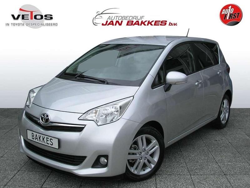 Grijs Gebruikt 2011 Toyota Verso-S MPV | € 8.450 (Eerlijke prijs) - Afbeelding 1/1