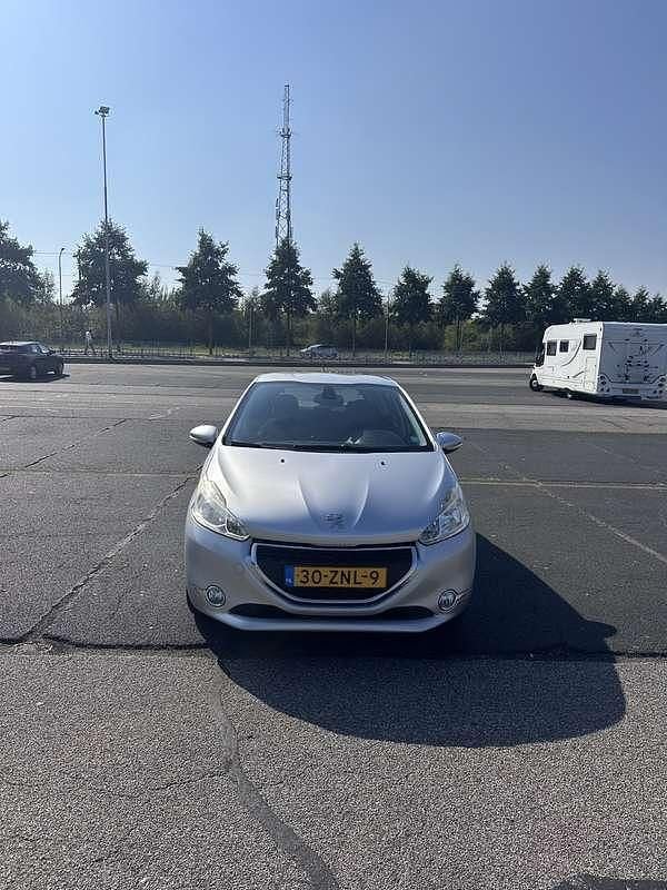Grijs Gebruikt 2013 Peugeot 208 Envy Hatchback | € 2.500 (Goede deal) - Afbeelding 1/4