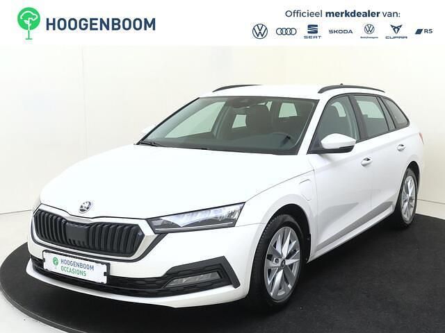 Wit Occasion 2023 Skoda Octavia Stationwagen | € 25.950 (Goede deal) - Afbeelding 1/4