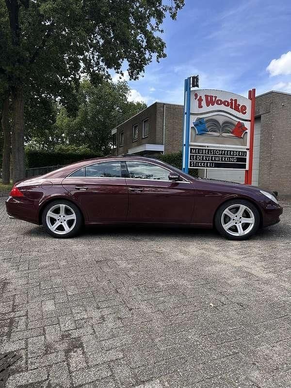 Rood Gebruikt 2005 Mercedes CLS350 Sedan | € 6.500 (Goede deal) - Afbeelding 1/4