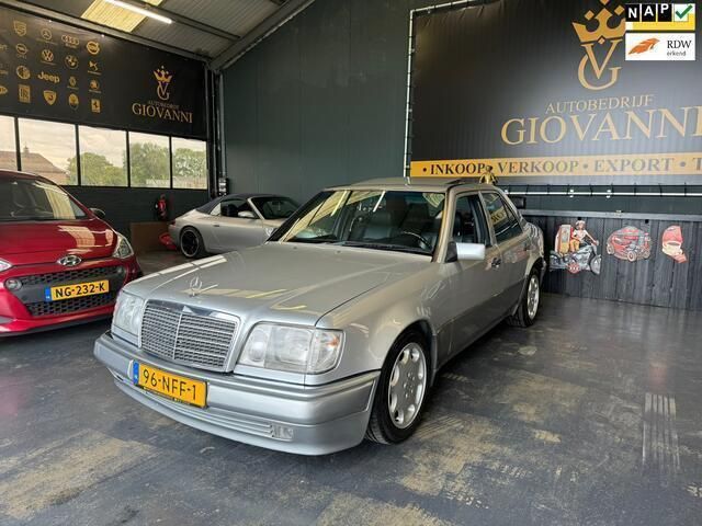 Grijs Gebruikt 1991 Mercedes E500 Sedan | € 64.950 - Afbeelding 1/4