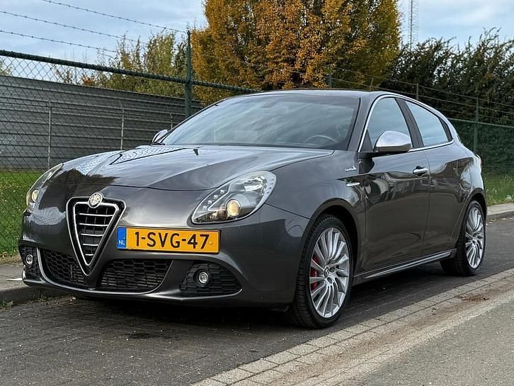 Grijs (metallic) Gebruikt 2013 Alfa Romeo Giulietta Business Hatchback | € 12.295 (Eerlijke prijs) - Afbeelding 1/4