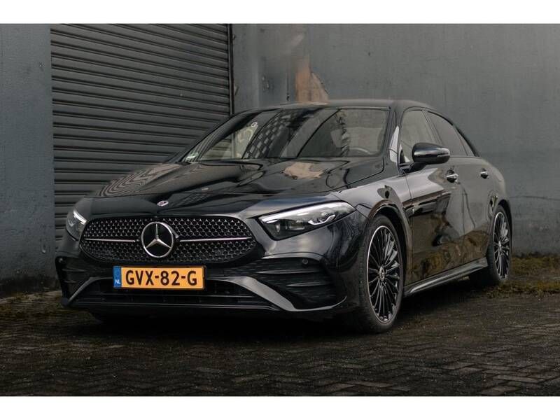 Zwart Gebruikt 2023 Mercedes A200 AMG line Sedan | € 36.950 (Duur) - Afbeelding 1/4