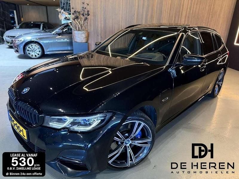 Zwart Gebruikt 2022 BMW 330e Executive Stationwagen | € 39.999 - Afbeelding 1/4